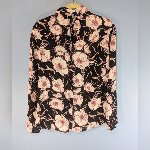 Evereve Allison Joy Black Floral Pleated High Neck Top Decorative Button Back - Picture 3 of 5